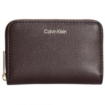 Cartera cuadrada con cremallera y logo metálico de Calvin Klein