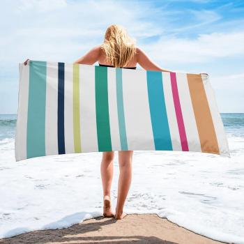 Serviette de bain à rayures colorées pour adultes avec fond blanc