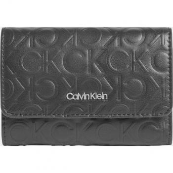 Cartera Calvin Klein Negra con Grabado Monograma y Aplique de Marca