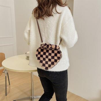 Bolso de piel sintética en forma de corazón para mujer