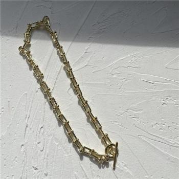 Cadena Punk Geométrica con Hebilla en U