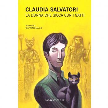 La donna che gioca con i gatti