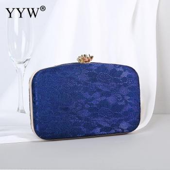 Bolso de mano rosa satinado con encaje floral