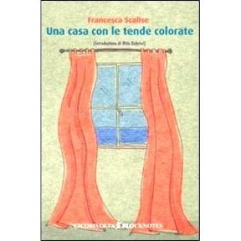 Una casa con le tende colorate