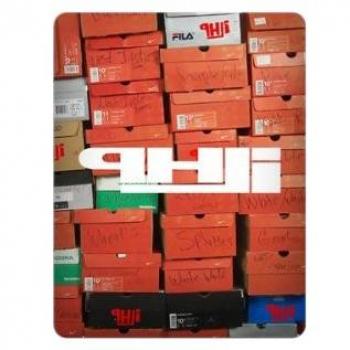 Skin Protettiva per iPad con Design Scatole di Scarpe Ammassate