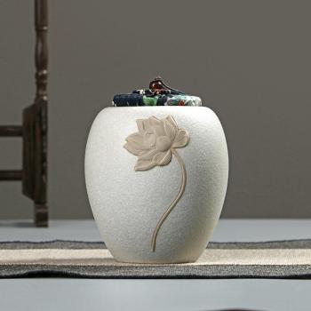 Contenedor de Té Elegante de Cerámica Blanca con Diseño de Loto