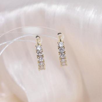 Pendiente cuadrado simple de oro de 14K con circonitas