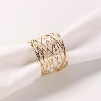 Anillo Dorado Redondo con Cruz de Plata