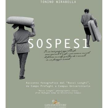 Sospesi. Racconto fotografico del «Rossi Longhi», da Campo Profughi a Campus Universitario. Ediz. italiana e inglese